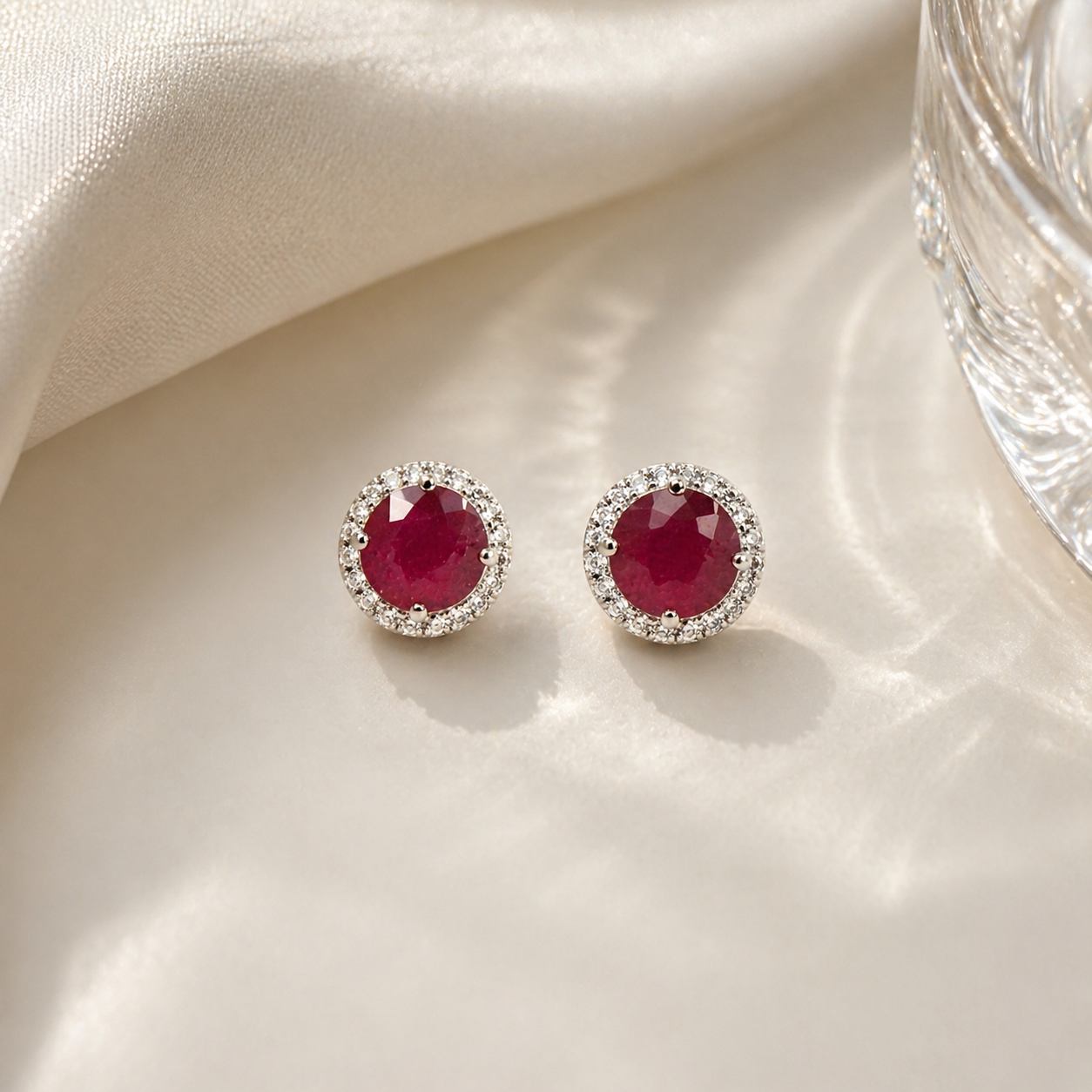 Aretes De Oro Blanco 14K, Diamante Y Rubíes